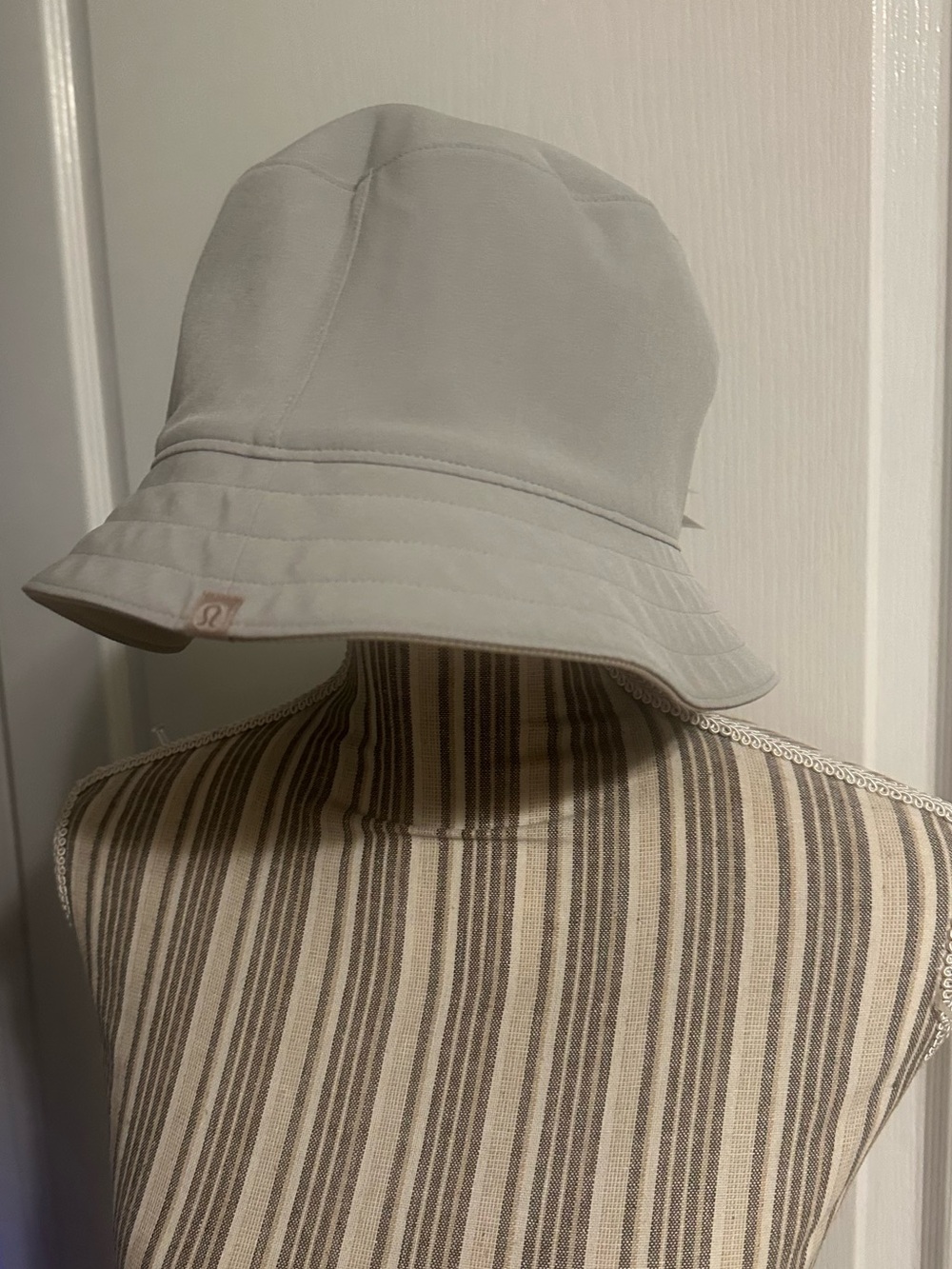 Lululemon REVERSIBLE Ribbed Bucket Hat - Picture 6 of 9